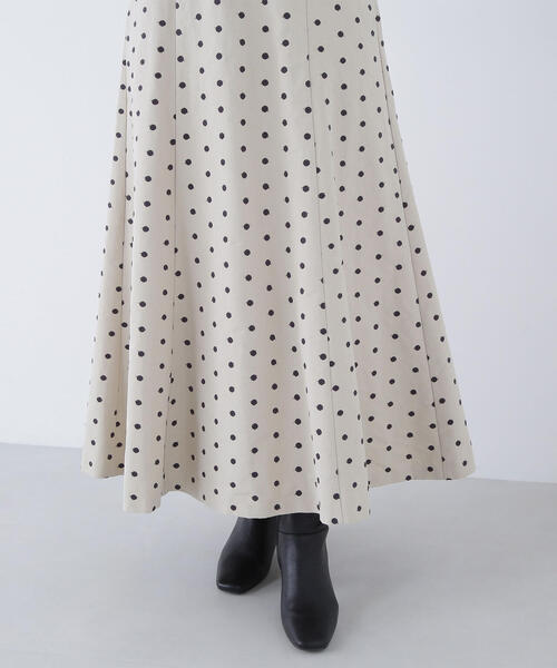 NATURAL BEAUTY BASIC(ナチュラルビューティーベーシック)の「◇【BLANC】ドット刺繍タフタワンピース(ワンピース・レディース・ベージュ系その他/グレー系その他・MEDIUM/P/S)」の4枚目の写真