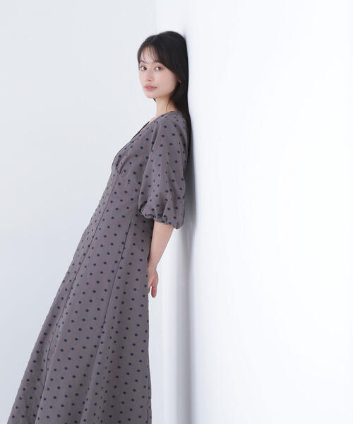NATURAL BEAUTY BASIC(ナチュラルビューティーベーシック)の「◇【BLANC】ドット刺繍タフタワンピース(ワンピース・レディース・ベージュ系その他/グレー系その他・MEDIUM/P/S)」の2枚目の写真
