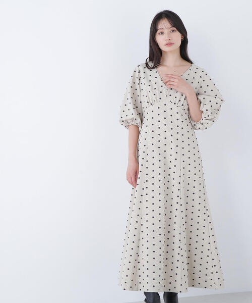 NATURAL BEAUTY BASIC(ナチュラルビューティーベーシック)の「◇【BLANC】ドット刺繍タフタワンピース(ワンピース・レディース・ベージュ系その他/グレー系その他・MEDIUM/P/S)」の1枚目の写真