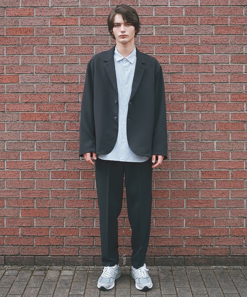 久遠×DISCOVERED× STUDIOUSテーラードジャケット 古着を再構築したジャケットやデニムパンツなど、ディスカバード