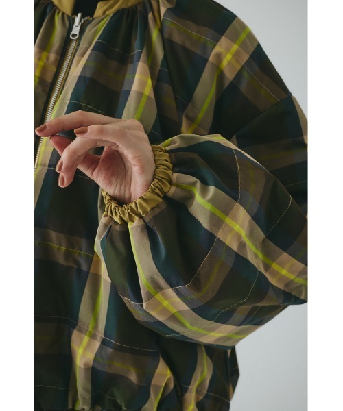 HeRIN.CYE（ヘリンドットサイ）の「Reversible Circle blouson　　リバーシブルサークルブルゾン（ブルゾン・レディース・ブラック/ベージュ/マジェンタ・36/38）」の4枚目の写真