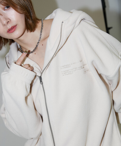 PUBLUX(パブリュクス)の「PUBLUX/パブリュクス レタリング 刺繍 フリース ジップ ビッグ パーカー 限定展開(パーカー・レディース・ブラウン/ナチュラル/チャコールグレー・フリ-)」の3枚目の写真