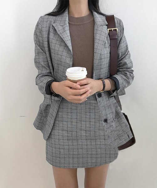 Kuroba(クロバ)の「2点セットアップ チェック柄テーラードジャケット&ミニスカート(セットアップ・レディース・ベージュ/グレー・M/L/S)」の1枚目の写真