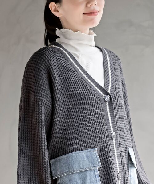 rps(アールピーエス)の「デニムポケットVネックニットカーディガン(カーディガン/ボレロ・レディース・チャコールグレー/ブラック/アイボリー・フリー)」の15枚目の写真