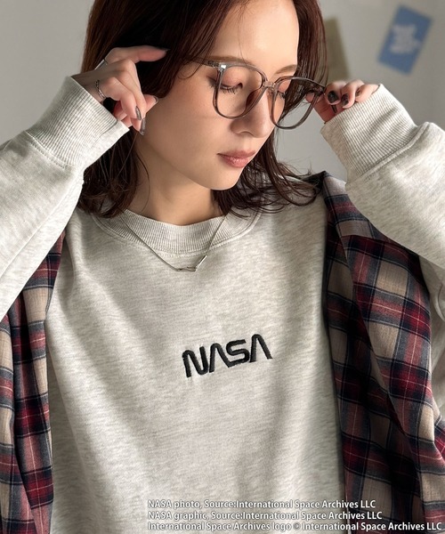 NASA(ナサ)の「《JaVaジャバコラボ》数量限定!シンプル刺繍で着回し力抜群♪【NASAテーマ】フロントミニロゴ裏起毛スウェットトップス(スウェット・レディース・ブラック/オートミール・X-LARGE/LARGE/MEDIUM/SMALL)」の1枚目の写真