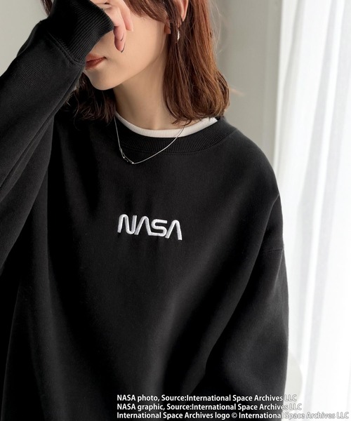 NASA(ナサ)の「《JaVaジャバコラボ》数量限定!シンプル刺繍で着回し力抜群♪【NASAテーマ】フロントミニロゴ裏起毛スウェットトップス(スウェット・レディース・ブラック/オートミール・X-LARGE/LARGE/MEDIUM/SMALL)」の2枚目の写真