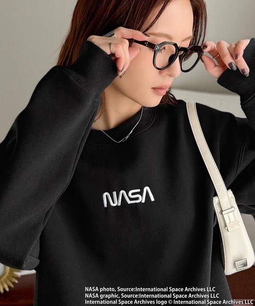NASA(ナサ)の「《JaVaジャバコラボ》数量限定!シンプル刺繍で着回し力抜群♪【NASAテーマ】フロントミニロゴ裏起毛スウェットトップス(スウェット・レディース・ブラック/オートミール・X-LARGE/LARGE/MEDIUM/SMALL)」の3枚目の写真