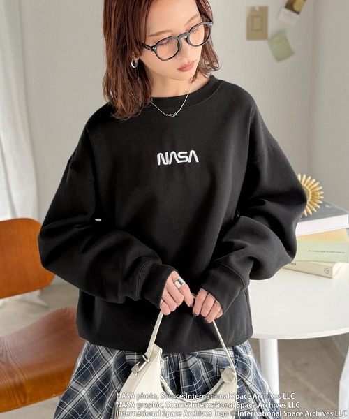 NASA(ナサ)の「《JaVaジャバコラボ》数量限定!シンプル刺繍で着回し力抜群♪【NASAテーマ】フロントミニロゴ裏起毛スウェットトップス(スウェット・レディース・ブラック/オートミール・X-LARGE/LARGE/MEDIUM/SMALL)」の4枚目の写真