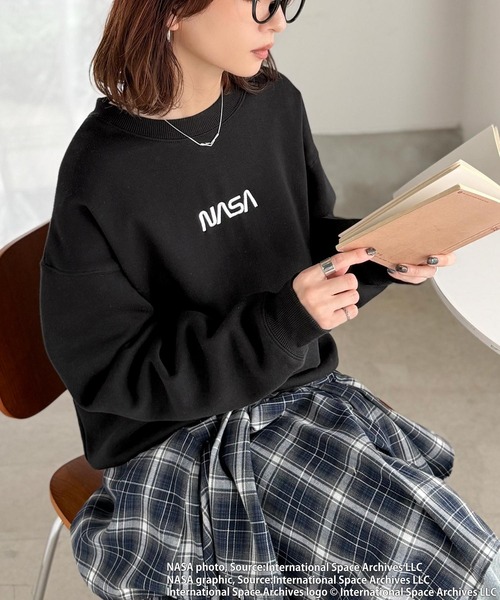 NASA(ナサ)の「《JaVaジャバコラボ》数量限定!シンプル刺繍で着回し力抜群♪【NASAテーマ】フロントミニロゴ裏起毛スウェットトップス(スウェット・レディース・ブラック/オートミール・X-LARGE/LARGE/MEDIUM/SMALL)」の5枚目の写真