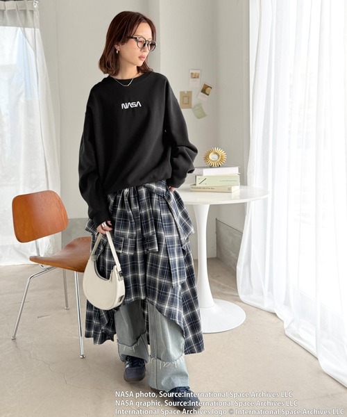 NASA(ナサ)の「《JaVaジャバコラボ》数量限定!シンプル刺繍で着回し力抜群♪【NASAテーマ】フロントミニロゴ裏起毛スウェットトップス(スウェット・レディース・ブラック/オートミール・X-LARGE/LARGE/MEDIUM/SMALL)」の6枚目の写真