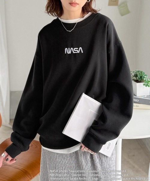 NASA(ナサ)の「《JaVaジャバコラボ》数量限定!シンプル刺繍で着回し力抜群♪【NASAテーマ】フロントミニロゴ裏起毛スウェットトップス(スウェット・レディース・ブラック/オートミール・X-LARGE/LARGE/MEDIUM/SMALL)」の7枚目の写真