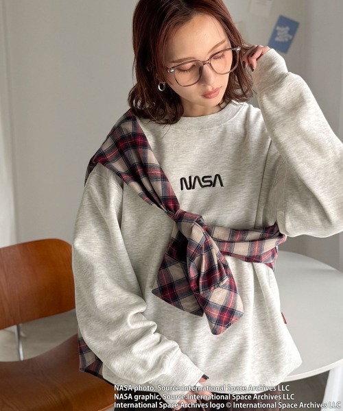 NASA(ナサ)の「《JaVaジャバコラボ》数量限定!シンプル刺繍で着回し力抜群♪【NASAテーマ】フロントミニロゴ裏起毛スウェットトップス(スウェット・レディース・ブラック/オートミール・X-LARGE/LARGE/MEDIUM/SMALL)」の12枚目の写真