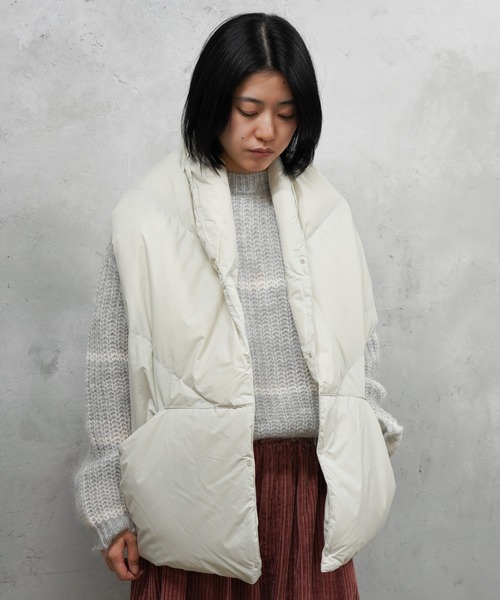 NANGA（ナンガ）の「NANGA / ナンガ DOWN PONCHO MUFFLER ダウンポンチョマフラー（マフラー・レディース・ベージュ/ブラック/アイボリー/カーキ・FREE）」の2枚目の写真