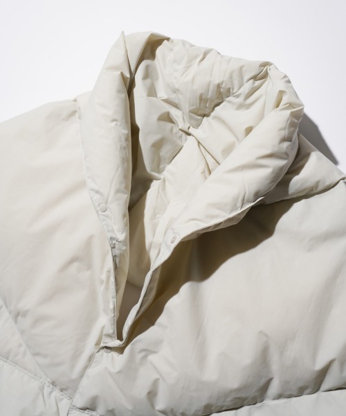 NANGA（ナンガ）の「NANGA / ナンガ DOWN PONCHO MUFFLER ダウンポンチョマフラー（マフラー・レディース・ベージュ/ブラック/アイボリー/カーキ・FREE）」の6枚目の写真