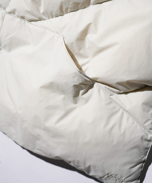 NANGA（ナンガ）の「NANGA / ナンガ DOWN PONCHO MUFFLER ダウンポンチョマフラー（マフラー・レディース・ベージュ/ブラック/アイボリー/カーキ・FREE）」の7枚目の写真