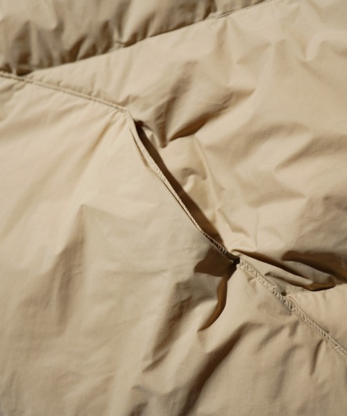 NANGA（ナンガ）の「NANGA / ナンガ DOWN PONCHO MUFFLER ダウンポンチョマフラー（マフラー・レディース・ベージュ/ブラック/アイボリー/カーキ・FREE）」の18枚目の写真