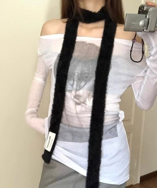 Vini（ヴィニ）の「ロングニット細マフラー ロングタイ無地カラー（マフラー・レディース・グレー/ブラック/ホワイト/レッド・ONESIZE）」の2枚目の写真