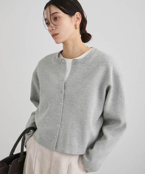 SALON adam et rope'（サロン アダム エ ロペ）の「【WEB・一部店舗限定】ブルジョンボタンクルーネックカーディガン（カーディガン/ボレロ・レディース・ブラック/グレー/ピンク・FREE）」の3枚目の写真