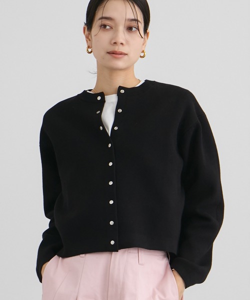 SALON adam et rope'（サロン アダム エ ロペ）の「【WEB・一部店舗限定】ブルジョンボタンクルーネックカーディガン（カーディガン/ボレロ・レディース・ブラック/グレー/ピンク・FREE）」の10枚目の写真
