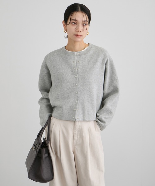 SALON adam et rope'（サロン アダム エ ロペ）の「【WEB・一部店舗限定】ブルジョンボタンクルーネックカーディガン（カーディガン/ボレロ・レディース・ブラック/グレー/ピンク・FREE）」の9枚目の写真