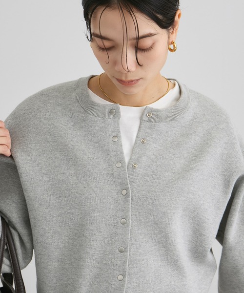 SALON adam et rope'（サロン アダム エ ロペ）の「【WEB・一部店舗限定】ブルジョンボタンクルーネックカーディガン（カーディガン/ボレロ・レディース・ブラック/グレー/ピンク・FREE）」の4枚目の写真