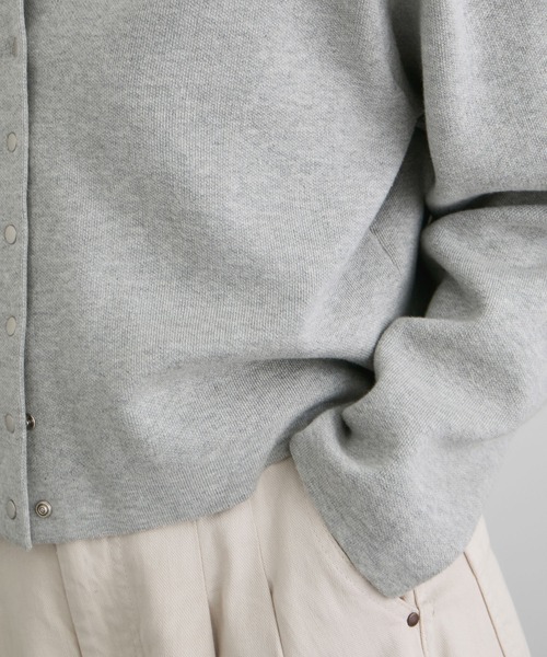 SALON adam et rope'（サロン アダム エ ロペ）の「【WEB・一部店舗限定】ブルジョンボタンクルーネックカーディガン（カーディガン/ボレロ・レディース・ブラック/グレー/ピンク・FREE）」の5枚目の写真