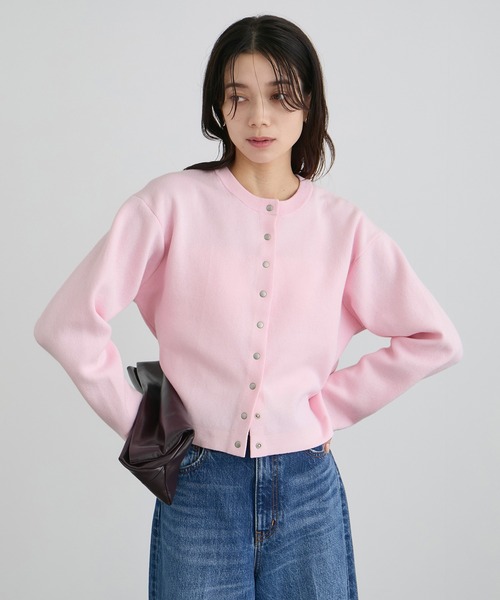 SALON adam et rope'（サロン アダム エ ロペ）の「【WEB・一部店舗限定】ブルジョンボタンクルーネックカーディガン（カーディガン/ボレロ・レディース・ブラック/グレー/ピンク・FREE）」の22枚目の写真