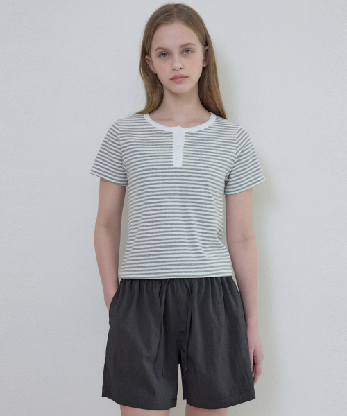 WEDNESDAYOASISFORWOMEN(ウェンズデー オアシス フォー ウーマン)の「ロエ ヘンリーネックストライプTシャツ_GRAY(W25-TP24)(Tシャツ/カットソー・レディース・グレー・FREE)」の2枚目の写真