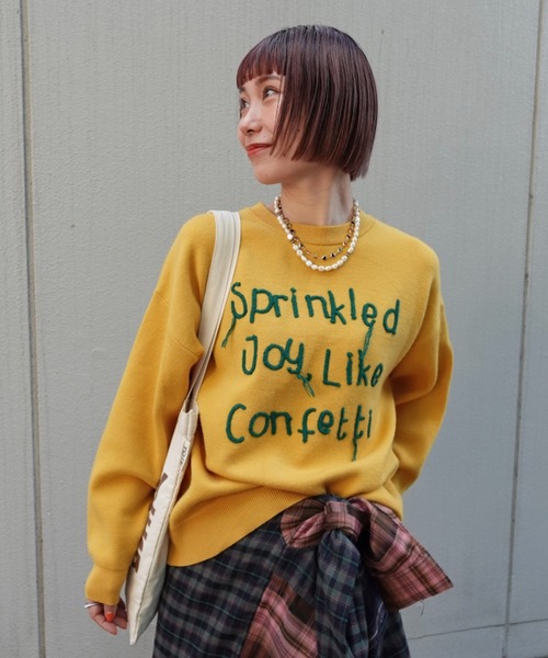 RODEO CROWNS WIDE BOWL（ロデオクラウンズワイドボウル）の「Frayed Lettering ニットトップス（ニット/セーター・レディース・イエロー/グレー×ホワイト/ブラック・FREE）」の3枚目の写真