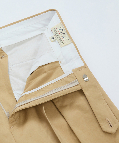 BELLIEF(ベリーフ)の「Gabardine cotton Double Pleats Wide Chino Pants (Beige)(その他パンツ・メンズ・その他・MEDIUM/LARGE/X-LARGE)」の3枚目の写真
