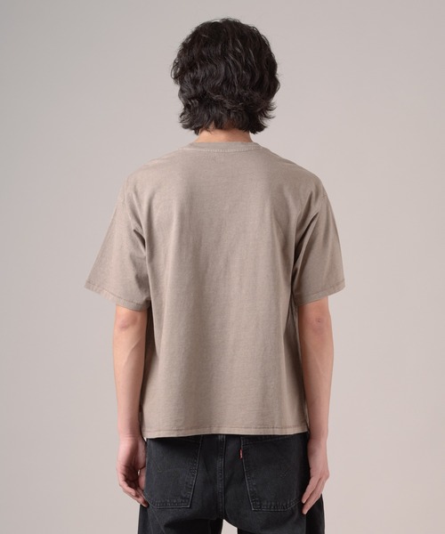 Levi's(リーバイス)の「Levi's/リーバイス クロップド ショートスリーブ Tシャツ(Tシャツ/カットソー・メンズ・ブラウン・XL/L/M/S)」の2枚目の写真