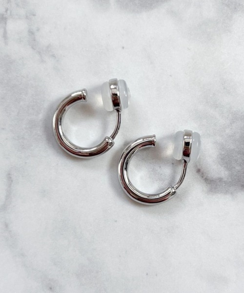 yu-ka(ユーカ)の「YU-KA:シンプルフープイヤリング simple hoop earring(イヤリング・レディース・シルバー/ゴールド・FREE)」の3枚目の写真