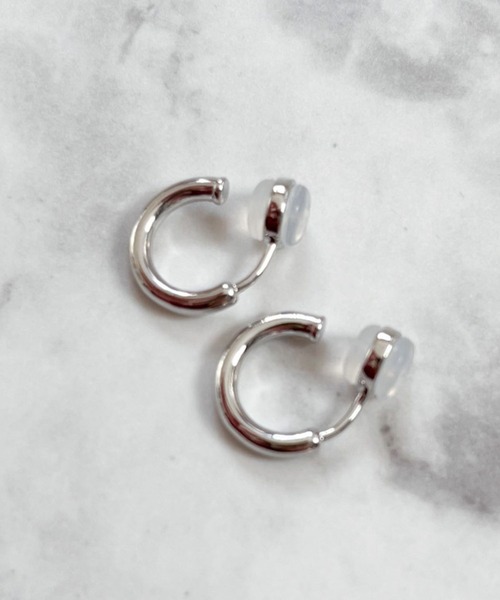 yu-ka(ユーカ)の「YU-KA:シンプルフープイヤリング simple hoop earring(イヤリング・レディース・シルバー/ゴールド・FREE)」の4枚目の写真