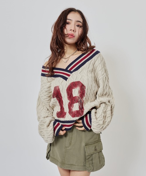 atmos pink(アトモスピンク)の「atmos pink Numbering Cable Knit Top / アトモスピンク ナンバリング ケーブル ニット トップ(ニット/セーター・レディース・グレー/オフホワイト・FREE)」の3枚目の写真