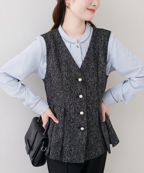 natural couture（ナチュラルクチュール）の「金釦ペプラムベスト（ベスト・レディース・ライトベージュ/ブラック/オフホワイト・FREE）」の3枚目の写真