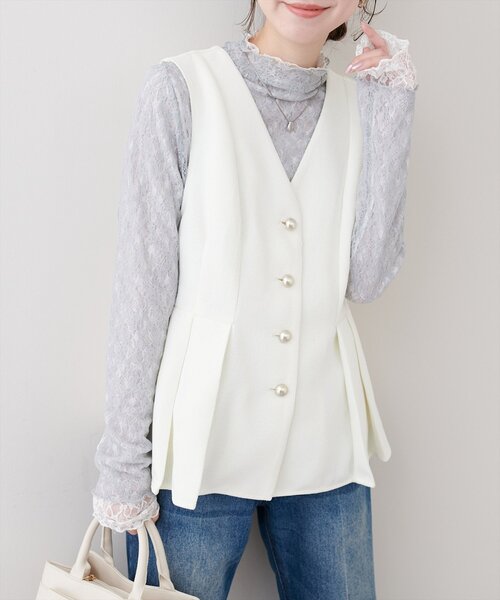 natural couture（ナチュラルクチュール）の「金釦ペプラムベスト（ベスト・レディース・ライトベージュ/ブラック/オフホワイト・FREE）」の8枚目の写真