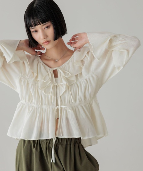 LOWRYS FARM（ローリーズファーム）の「ヨウリュウシャーリングフリルブラウス　638495（シャツ/ブラウス・レディース・イエロー/アイボリー/ブルー/グレー・FREE）」の2枚目の写真