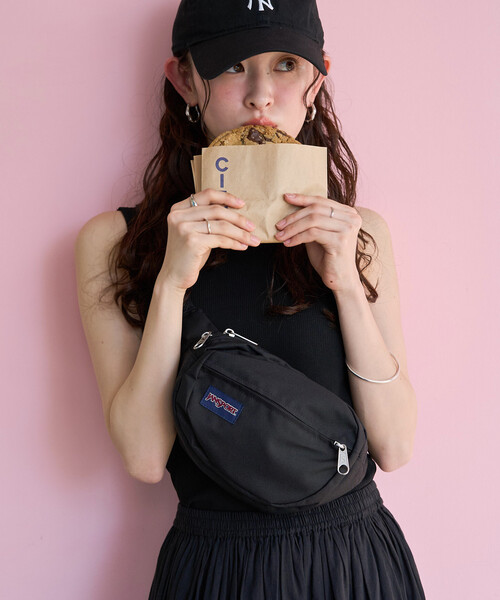 FREAK'S STORE(フリークスストア)の「限定展開 JANSPORT/ジャンスポーツ FIFTH AVENUE/フィフスアベニュー(ボディバッグ/ウエストポーチ・レディース・ブラック/ブルーグリーン/ピンク/ラベンダー・ONE SIZE)」の1枚目の写真