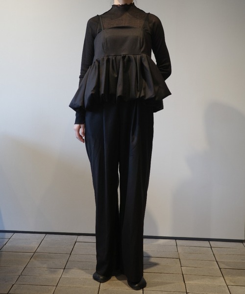 CLANE（クラネ）の「CLANE PEPLUM LAYERED ALL IN ONE（サロペット/オーバーオール・レディース・オフホワイト/グレー/ブラック・1/2）」の2枚目の写真