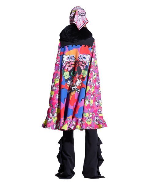 GREEDILOUS(グリディアス)の「プリントロングラッフルケープ(その他アウター・レディース・その他・S/M/L/XS)」の2枚目の写真