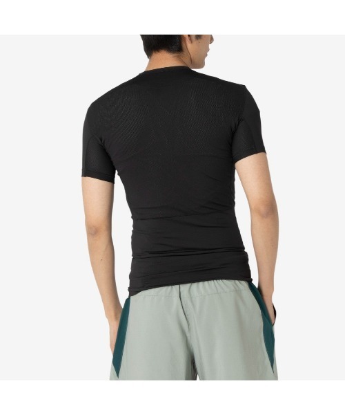 Reebok(リーボック)の「アスリート パフォーマンス コンプ Tシャツ / ATHLETE PERFORMANCE COMP SS TEE(Tシャツ/カットソー・メンズ・ブラック・X-LARGE/SMALL/MEDIUM/LARGE)」の6枚目の写真