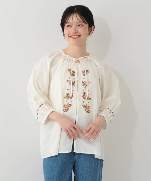 Afternoon Tea(アフタヌーンティー)の「リボン付き刺繍ギャザーブラウス/MAISON SAJOU(シャツ/ブラウス・レディース・オフホワイト/ライトブルー・MEDIUM)」の1枚目の写真