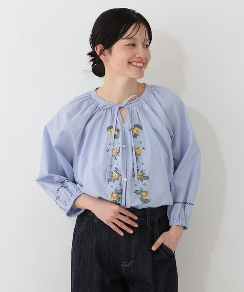 Afternoon Tea(アフタヌーンティー)の「リボン付き刺繍ギャザーブラウス/MAISON SAJOU(シャツ/ブラウス・レディース・オフホワイト/ライトブルー・MEDIUM)」の2枚目の写真