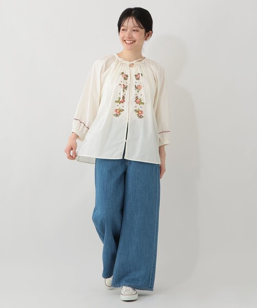 Afternoon Tea(アフタヌーンティー)の「リボン付き刺繍ギャザーブラウス/MAISON SAJOU(シャツ/ブラウス・レディース・オフホワイト/ライトブルー・MEDIUM)」の5枚目の写真