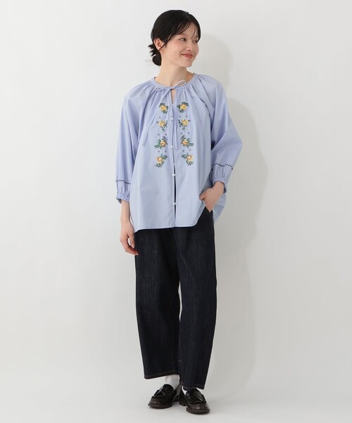 Afternoon Tea(アフタヌーンティー)の「リボン付き刺繍ギャザーブラウス/MAISON SAJOU(シャツ/ブラウス・レディース・オフホワイト/ライトブルー・MEDIUM)」の8枚目の写真