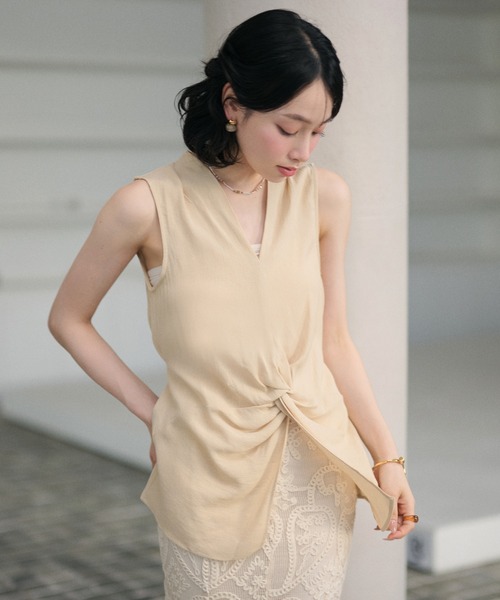LAULEN(ローレン)の「front twist sleeveless blouse /フロントツイストノースリーブブラウス(シャツ/ブラウス・レディース・イエロー/アイボリー/ブルー/ブラック・FREE)」の4枚目の写真