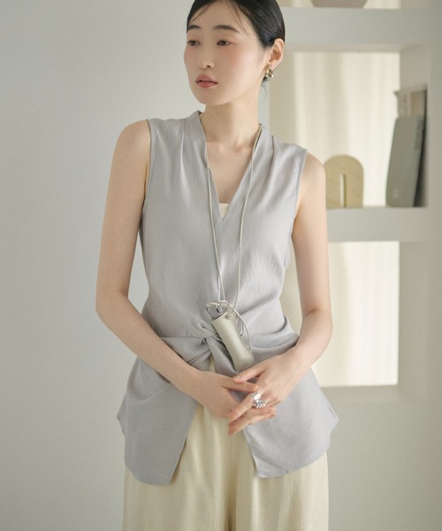 LAULEN(ローレン)の「front twist sleeveless blouse /フロントツイストノースリーブブラウス(シャツ/ブラウス・レディース・イエロー/アイボリー/ブルー/ブラック・FREE)」の1枚目の写真