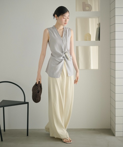 LAULEN(ローレン)の「front twist sleeveless blouse /フロントツイストノースリーブブラウス(シャツ/ブラウス・レディース・イエロー/アイボリー/ブルー/ブラック・FREE)」の14枚目の写真