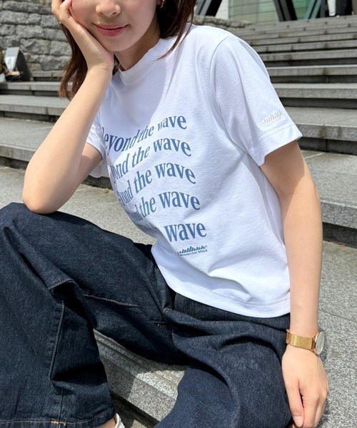 THOUSAND MILE(サウザンドマイル)の「【THOUSAND MILE】SHORT SLEEVE COMPACT PRINT T-SHIRT (Beyond)(Tシャツ/カットソー・レディース・ホワイト・FREE)」の1枚目の写真