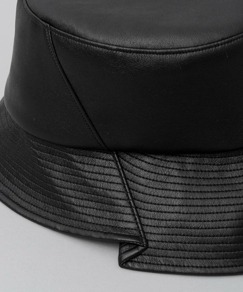 MAISON SPECIAL(メゾンスペシャル)の「《UNISEX》Artificial Leather Side Tack Bucket Hat/アーティフィシャルレザーサイドタックバケットハット【MAISON SPECIAL/メゾンスペシャル】(ハット・メンズ・ダークブラック・FREE)」の3枚目の写真